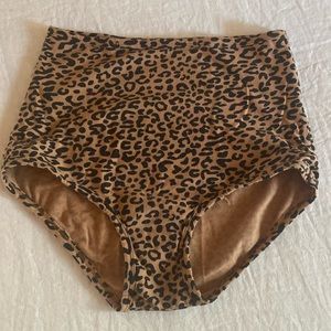 ARQ Leopard High-Rise Undies size Meduim 🐆
